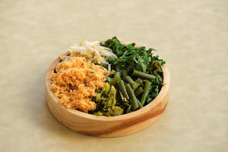 urap-is-traditional-food-from-indonesia-steamed-vegetables-mix-with-grated-coconut-spice_876109-614 sayur urap